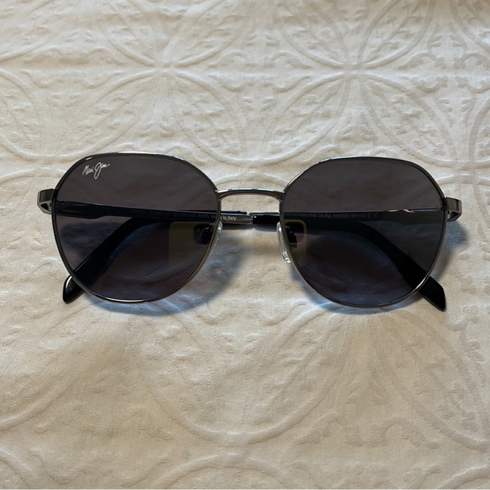 Maui Jim Hukilau MJ845-11 Sunglasses. Silver, grey, and black. Unisex.